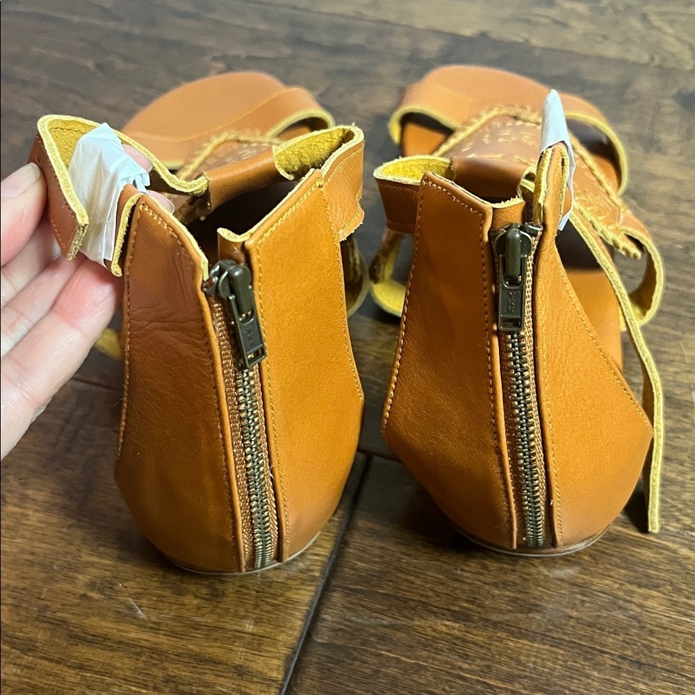 ELF Savannah Leather Sandals, size 7 - Picture 4 of 8
